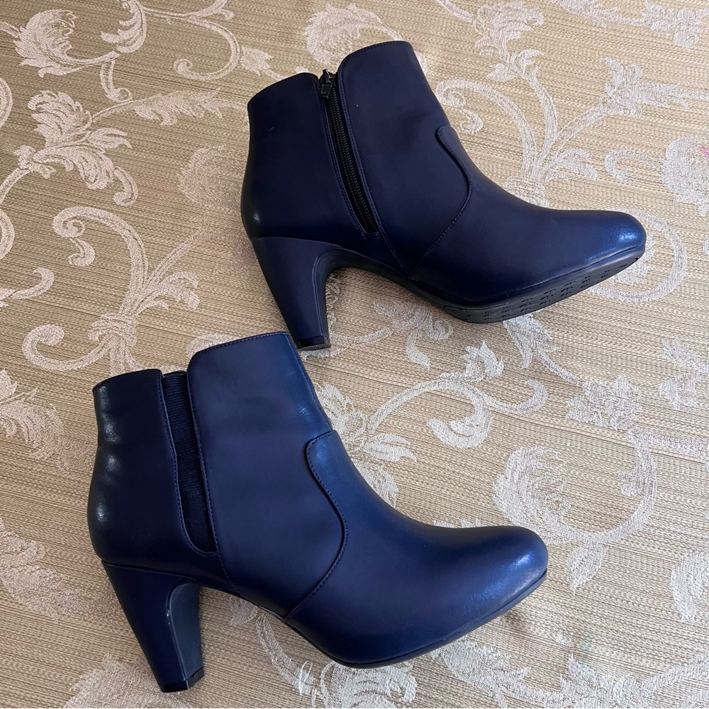 Womenโs booties zip up size 7W Easy Spirit Anti Gravity dark navy vegan - Picture 9 of 9